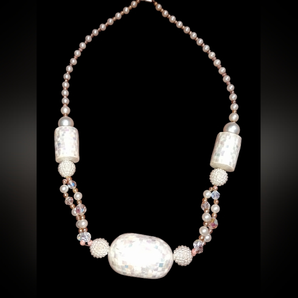Elegant Mother of Pearl necklace EUC